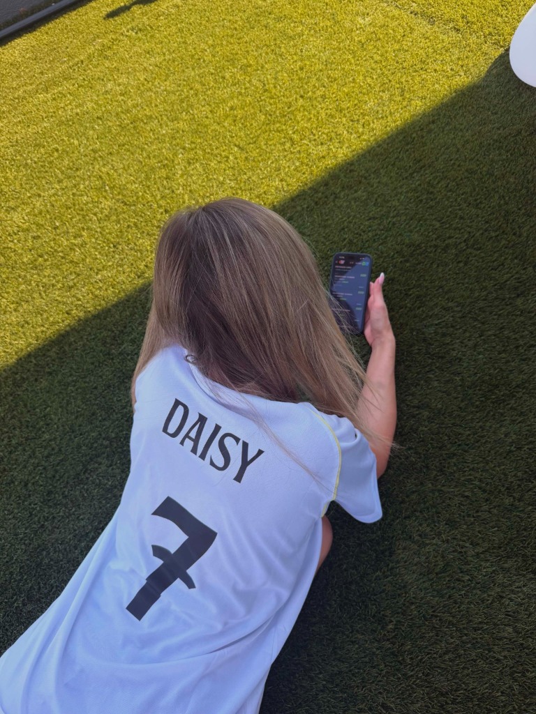 Daisy 7-es mezben a füvön fekve